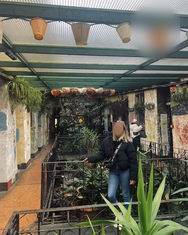 Sara - Image 7